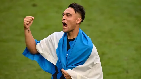 MILAN, ITALY – MAY 23: Lautaro Martinez of FC Internazionale celebrates with the Serie A trophy after the Serie A match between FC Internazionale Milano and Udinese Calcio at Stadio Giuseppe Meazza on May 23, 2021 in Milan, Italy. Sporting stadiums around Italy remain under strict restrictions due to the Coronavirus Pandemic as Government social distancing laws prohibit fans inside venues resulting in games being played behind closed doors (Photo by Mattia Ozbot/Getty Images)
