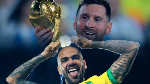 Messi alcanzó a Dani Alves como el futbolista con más títulos en la historia