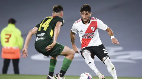 BUENOS AIRES, ARGENTINA – DECEMBER 05: Milton Casco of River Plate fights for the ball with Nicolás Tripichio of Defensa y Justicoa during a match between River Plate and Defensa y Justicia as part of Torneo Liga Profesional 2021 at Estadio Monumental Antonio Vespucio Liberti on December 5, 2021 in Buenos Aires, Argentina. (Photo by Marcelo Endelli/Getty Images)
