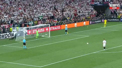 Nuevo penal decisivo para Gonzalo Montiel.