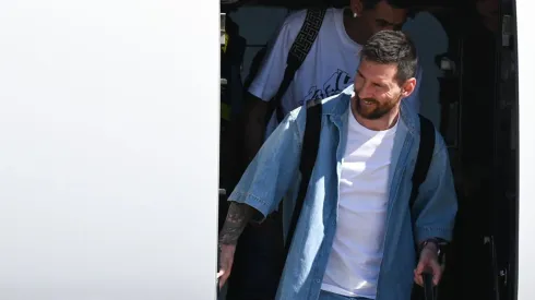 Messi tuvo un problema de papeles en su llegada a China y De Paul le hizo el aguante