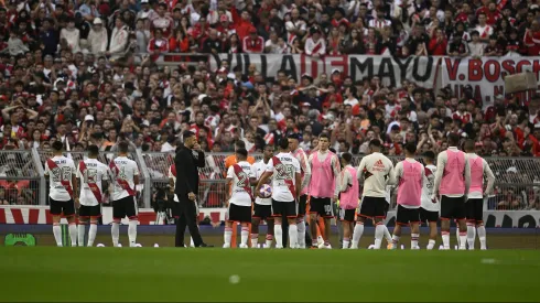 BUENOS AIRES, ARGENTINA – JUNE 3: Martin Demichelis head coach and players of River Plate stand in the pitch as the match is suspended after an incident with a fan between River Plater and Defensa y Justicia as part of Liga Profesional 2023 at Estadio Mas Monumental Antonio Vespucio Liberti on June 3, 2023 in Buenos Aires, Argentina. The match was suspended at 25 minutes of play after a fan died after falling down from the Sivori High stands. (Photo by Diego Haliasz/Getty Images)
