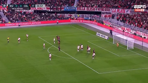 Desde ahí la clavó en el ángulo De La Cruz.
