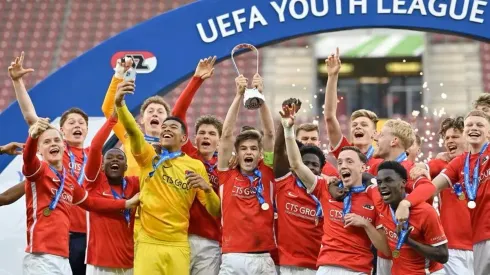 24/04/2023 El AZ Alkmaar celebra la conquista de la UEFA Youth League 2023.
El AZ Alkmaar neerlandés coronó un gran recorrido en la Liga de Campeones Juvenil y se proclamó este lunes campeón después de exhibirse de nuevo a nivel ofensivo ante el Hajduk Split croata, que no pudo hacer demasiado para caer por 5-0 en la final disputada en Ginebra (Suiza).
EUROPA DEPORTES SUIZA<br />
UEFA/GETTY IMAGES
