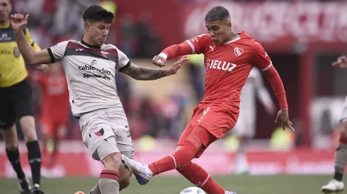 En un duelo de necesitados, Colón le ganó a Independiente y lo complicó con el descenso