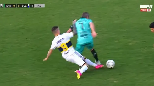 La dura entrada de Benedetto sobre Lisandro.
