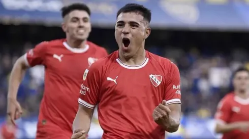 Nicolás Vallejo festejando un gol en Independiente.
