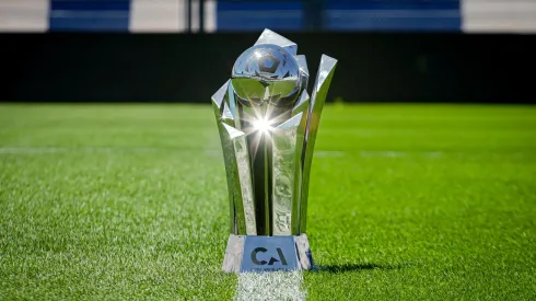 El trofeo de la Copa Argentina espera por el campeón.
