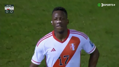 Luis Advíncula se fue expulsado ante Paraguay.
