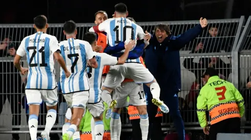 El abrazo de Messi y Garnacho tras el gol de Argentina