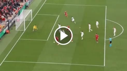 El uruguayo aprovechó el rebote en el área y con potente remate puso el 3-1.