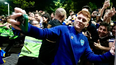 Barco, con celular en mano, posa con los hinchas en Río de Janeiro.