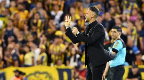 Martín Demichelis dando indicaciones durante el partido contra Rosario Central.
