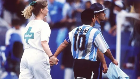 Diego Maradona se va del campo de juego en el partido ante Nigeria.
