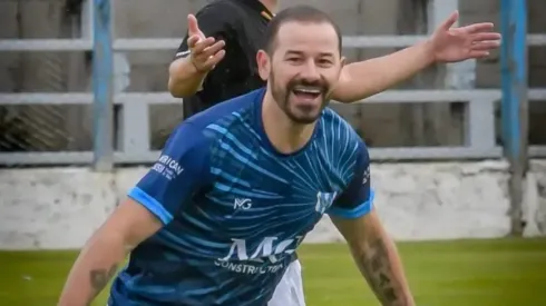 Mora festejando un gol en Alas Argentinas.
