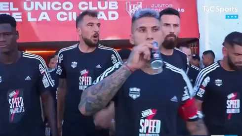 Riestra y una particular manera de salir al campo de juego.