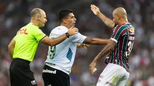 Empujón de Luis Suárez a Felipe Melo en un muy caliente duelo entre Fluminense y Gremio.
