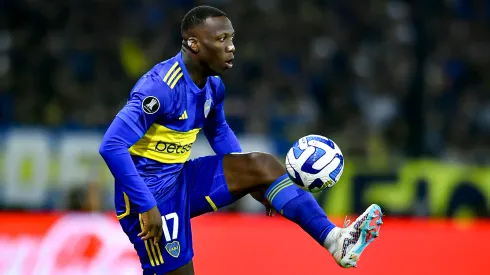 El lateral peruano termina su contrato en 2024 con el cuadro xeneize.