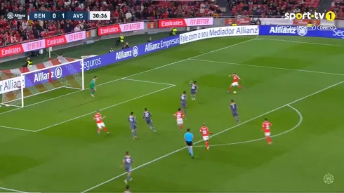 El Fideo marcó el primer gol en la goleada de su equipo.
