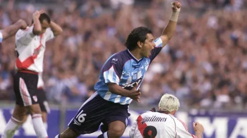 Gerardo Bedoya grita su gol icónico ante River.
