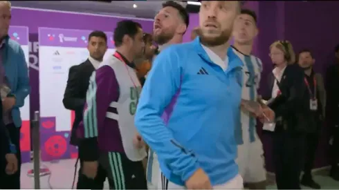 Salió a la luz un nuevo video del cruce entre Messi y el delantero neerlandés.
