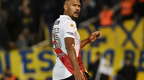 Tenso cruce entre Rondón y un hincha de River.
