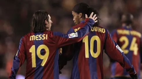 Messi y Ronaldinho, juntos en Barcelona.

