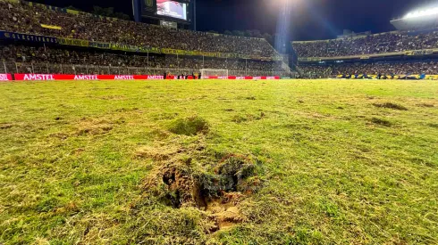 Papelón y quejas: el lamentable estado del campo de juego de las canchas del fútbol argentino