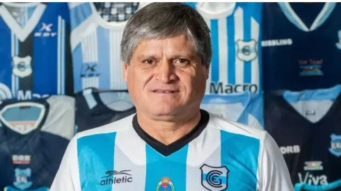 Mario Lobo en la presentación de la camiseta del Lobo Jujeño.
