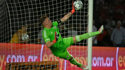 El penal que Armani le atajó a Excursionistas.