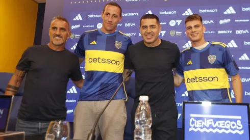 Cascini y Riquelme junto a los dos primeros refuerzos.