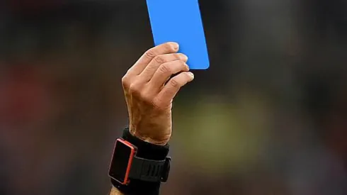 Se viene la tarjeta azul en el fútbol.