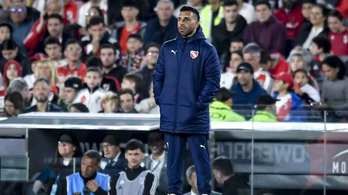 Carlos Tevez, director técnico de Independiente.
