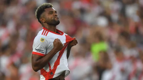 Miguel Borja celebrando un gol con la camiseta de River.
