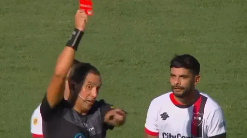 Banega fue expulsado por protestar.