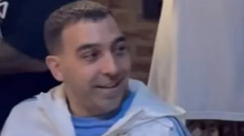 El exbarrabrava de Racing tiene un popular local de compra y venta de camisetas.