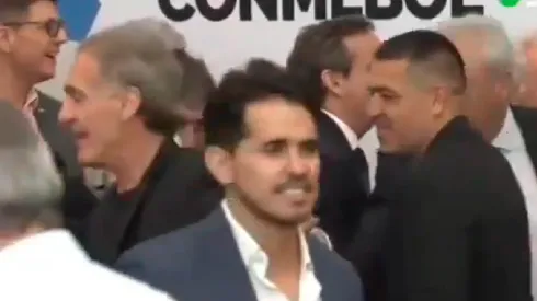 Es viral: la reacción de Oscar Ruggeri cuando se le acercó Riquelme en el evento de CONMEBOL