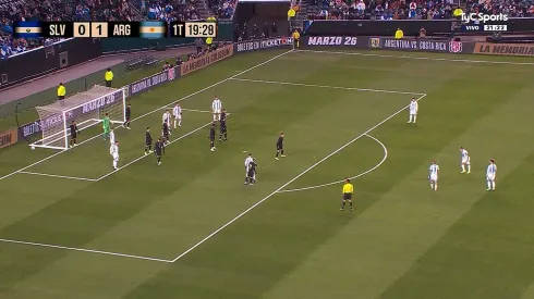 El Salvador defendió un tiro libre de manera particular.