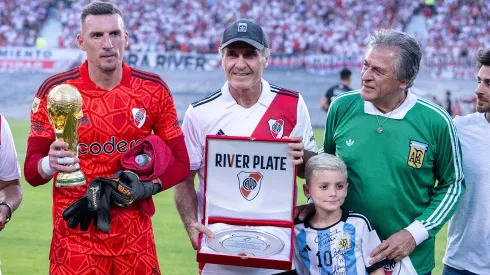 Ruggeri junto a los arqueros campeones del mundo en 2022 y 1978.
