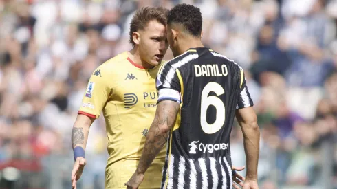 Retegui cara a cara con Danilo en el último duelo entre Genoa y Juventus.
