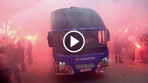 Proyectiles contra el micro de Barcelona, tirados por sus propios hinchas.