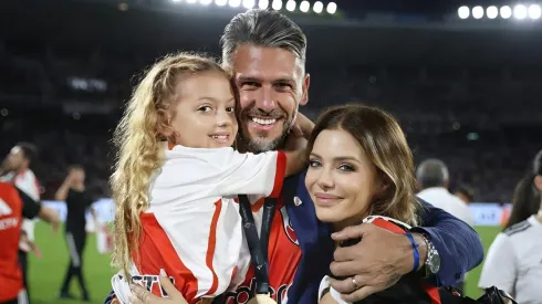 La esposa del entrenador de River dijo que no está en sus planes quedarse a vivir con su familia en Argentina.
