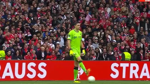 El arquero argentino fue silbado por los hinchas del elenco francés.