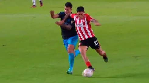 El tremendo codazo de Enzo Pérez a un ex-Boca en la derrota de Estudiantes ante Gremio