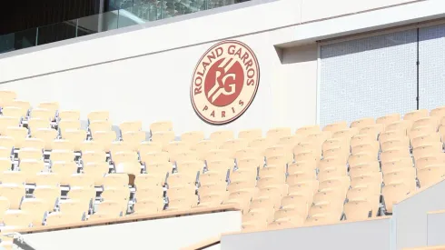 El logo de Roland Garros en la Philippe Chratrier.