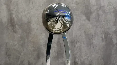 El trofeo de la Copa de la Liga.