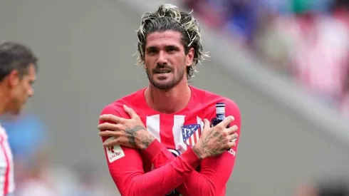 Rodrigo De Paul le entregó su camiseta de Atlético de Madrid a una hincha argentina que presenció el partido vs. Getafe.
