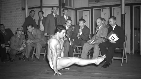 Reg Park durante un concurso de Mr. Britain en 1949 (IMAGO)
