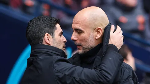 Mikel Arteta junto a Pep Guardiola, los DTs que pelean por campeonar en la Premier.
