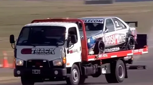 Una grúa llevó el auto histórico del Flaco.
